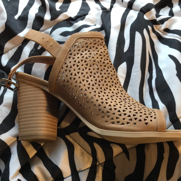 Tan high heels, perfect condition. - Picture 2 of 3